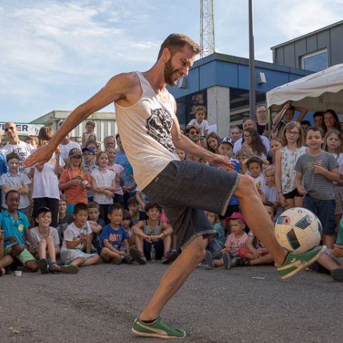 Soccer freestyler in fron op kids